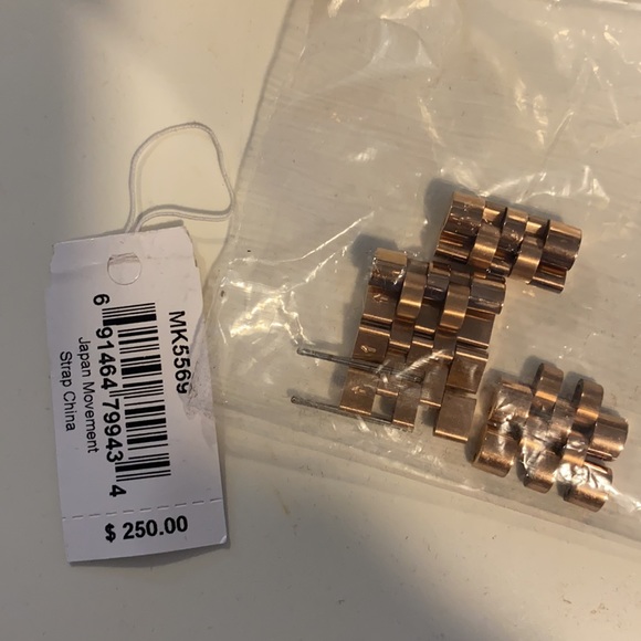 Michael Kors Rose Gold Watch - Picture 4 of 7